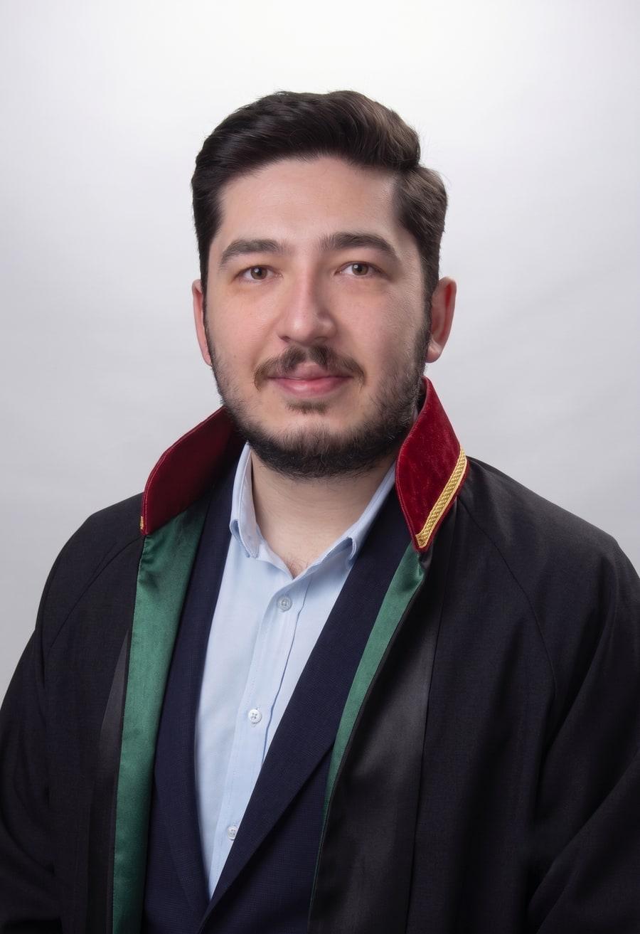 Av. Çağatay KISA, cübbeli portre fotoğrafı